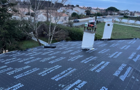Traitement des voliges au xylophène et mise en place d'un écran sous toiture