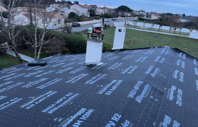 Traitement des voliges au xylophène et mise en place d'un écran sous toiture